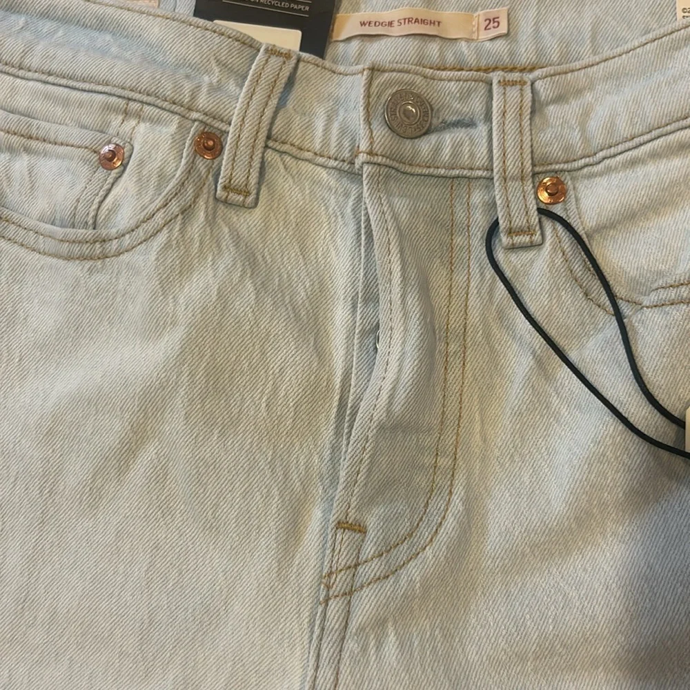 LEVI’S WEDGIE STRAIGHT denim jeans light wash NEW 25x28 bucket 4 - Picture 5 of 8